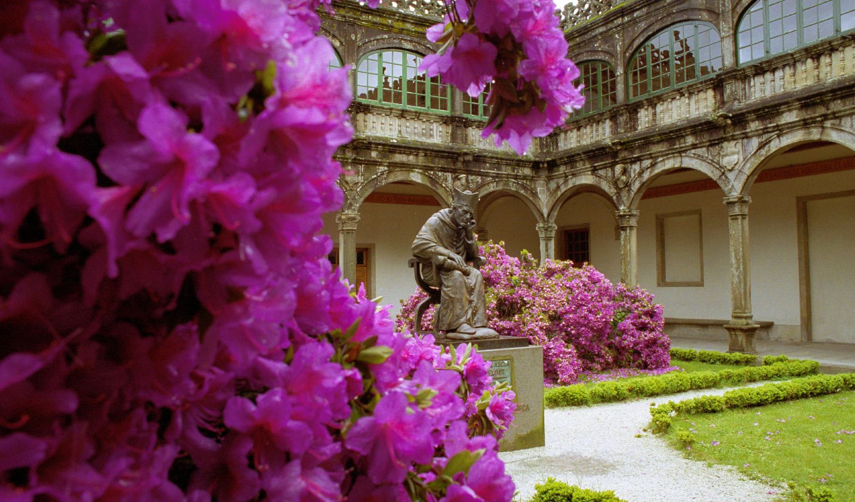 Fotografía de una estatua situada dentro del rectorado de la USC